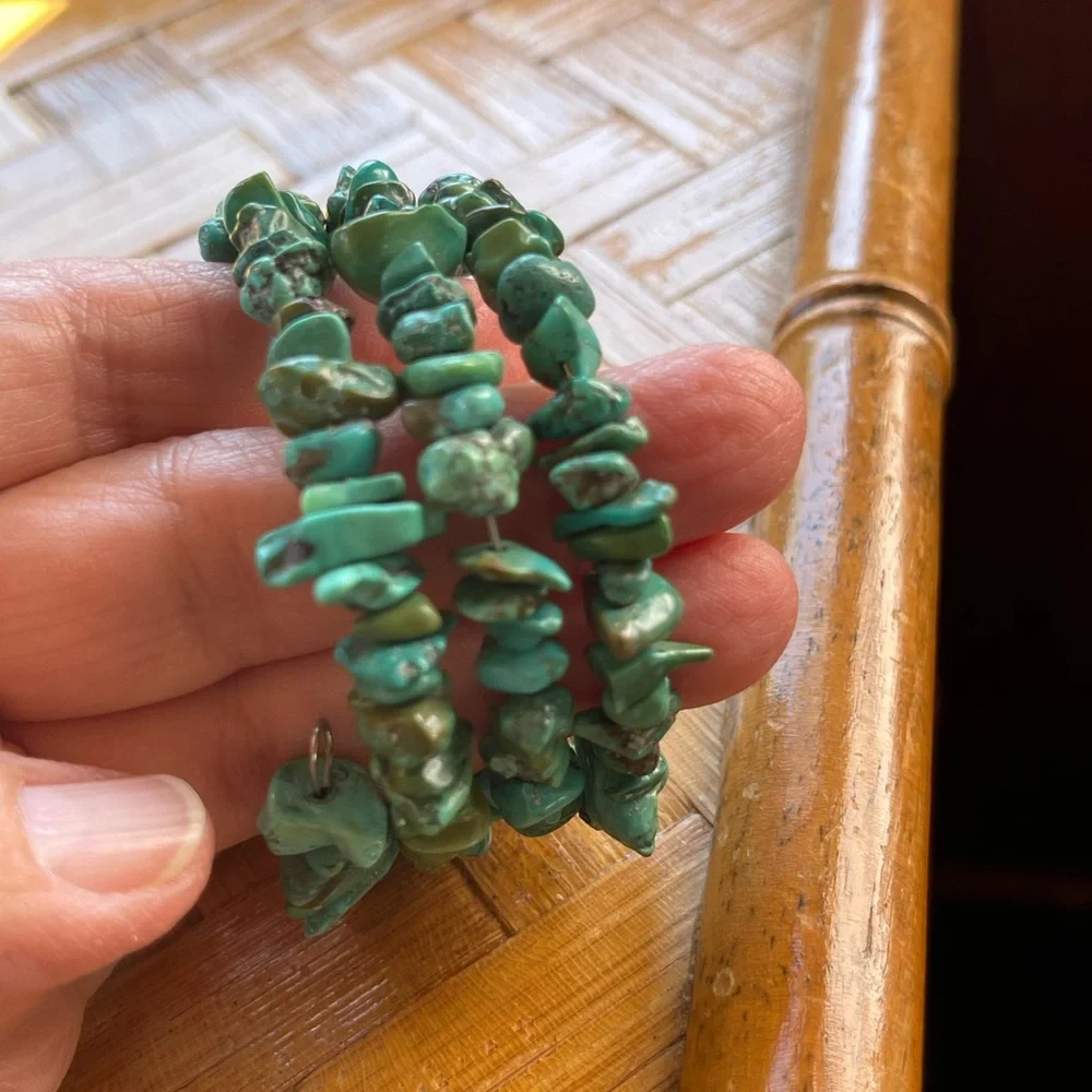 Genuine vintage turquoise chip bracelet on memory wire - Picture 3 of 7
